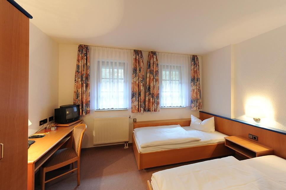 Landhotel Der Distelhof Mit Scheunencafe Dillstadt Room photo