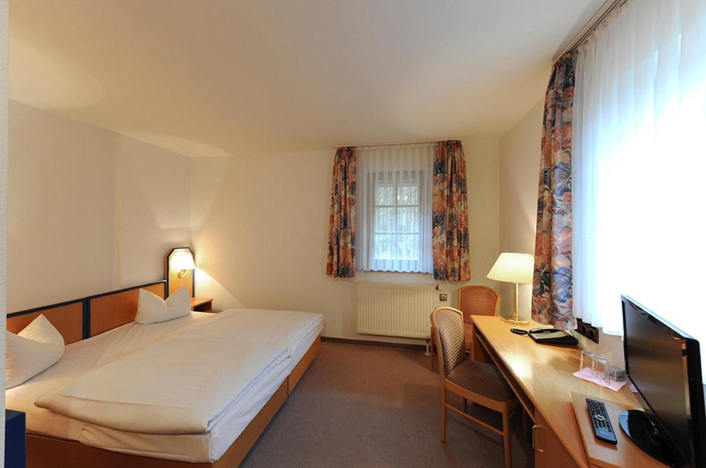 Landhotel Der Distelhof Mit Scheunencafe Dillstadt Room photo